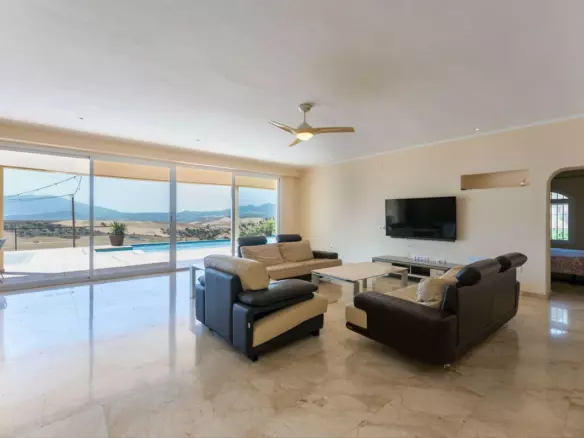 3-bedroom Country House In Cártama, Spain (560 M²)
