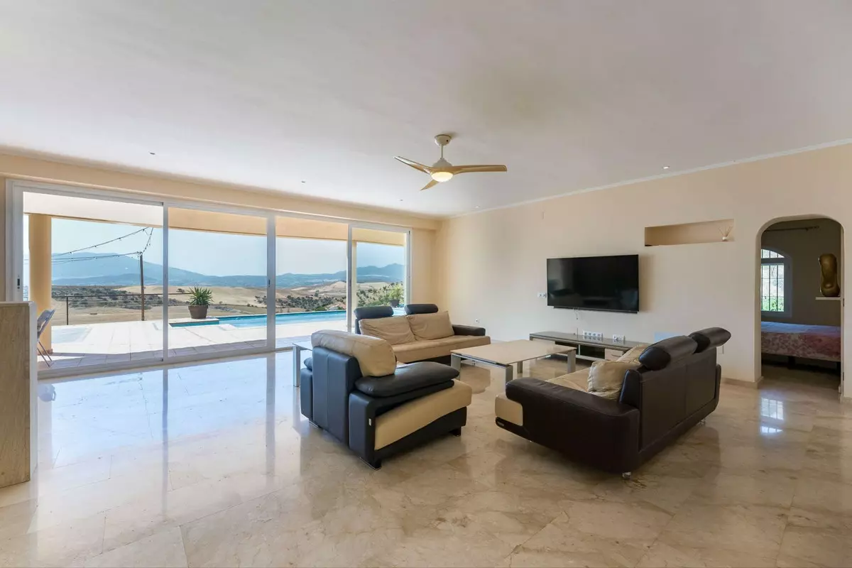 3-bedroom Country House In Cártama, Spain (560 M²)