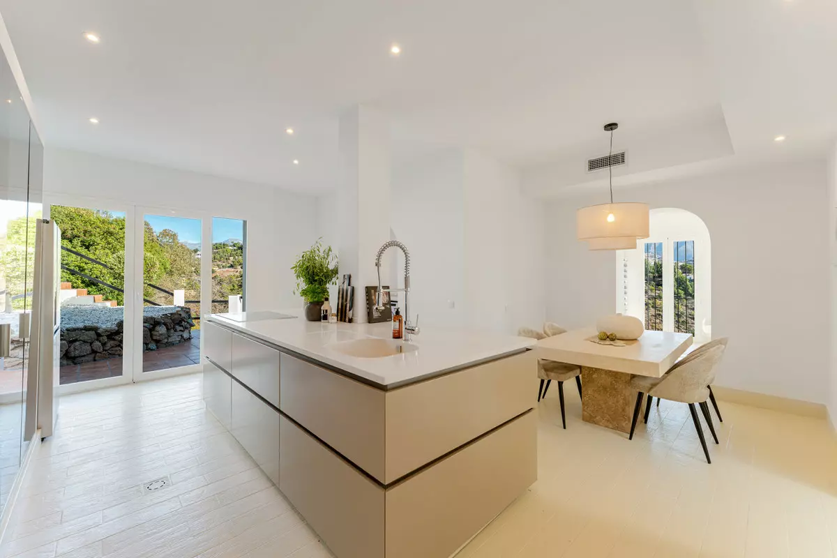 6-bedroom Villa In Benahavis, Spain (531 M²)