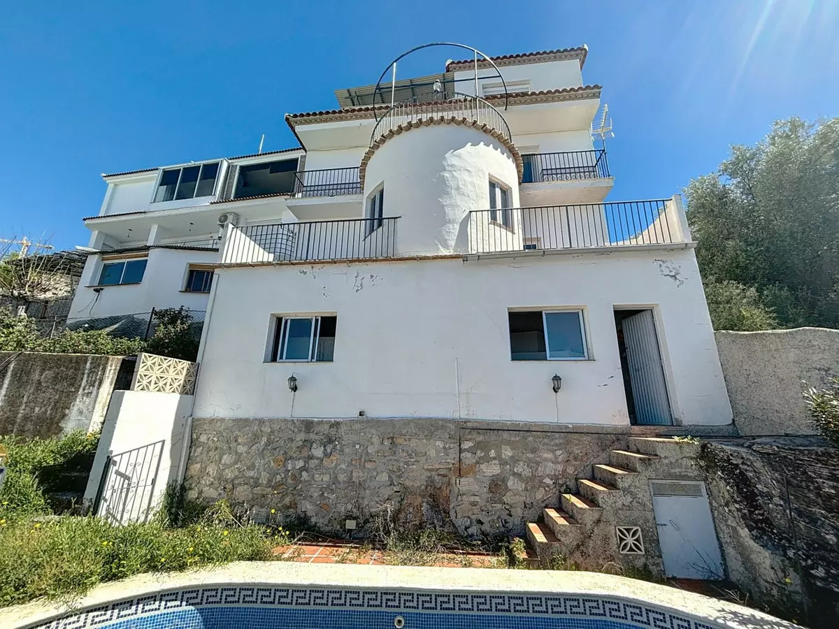 3-bedroom Villa In Cómpeta, Spain (256 M²)