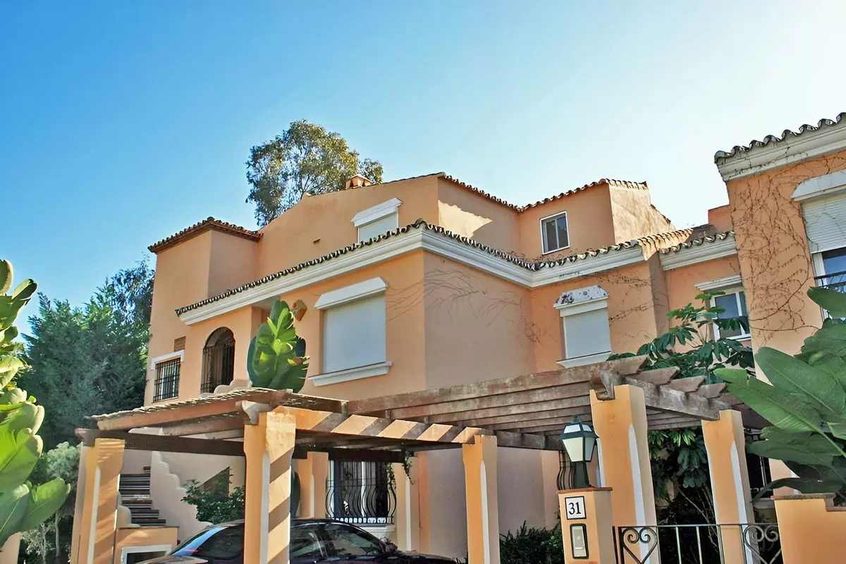 4-bedroom Apartment In Estepona, Spain (209 M²)