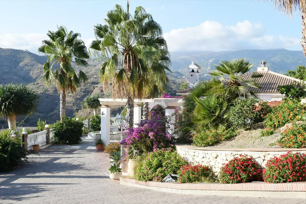 6-bedroom Villa In Cómpeta, Spain (457 M²)