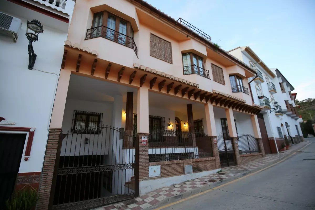 6-bedroom Villa In Benamargosa, Spain (472 M²)