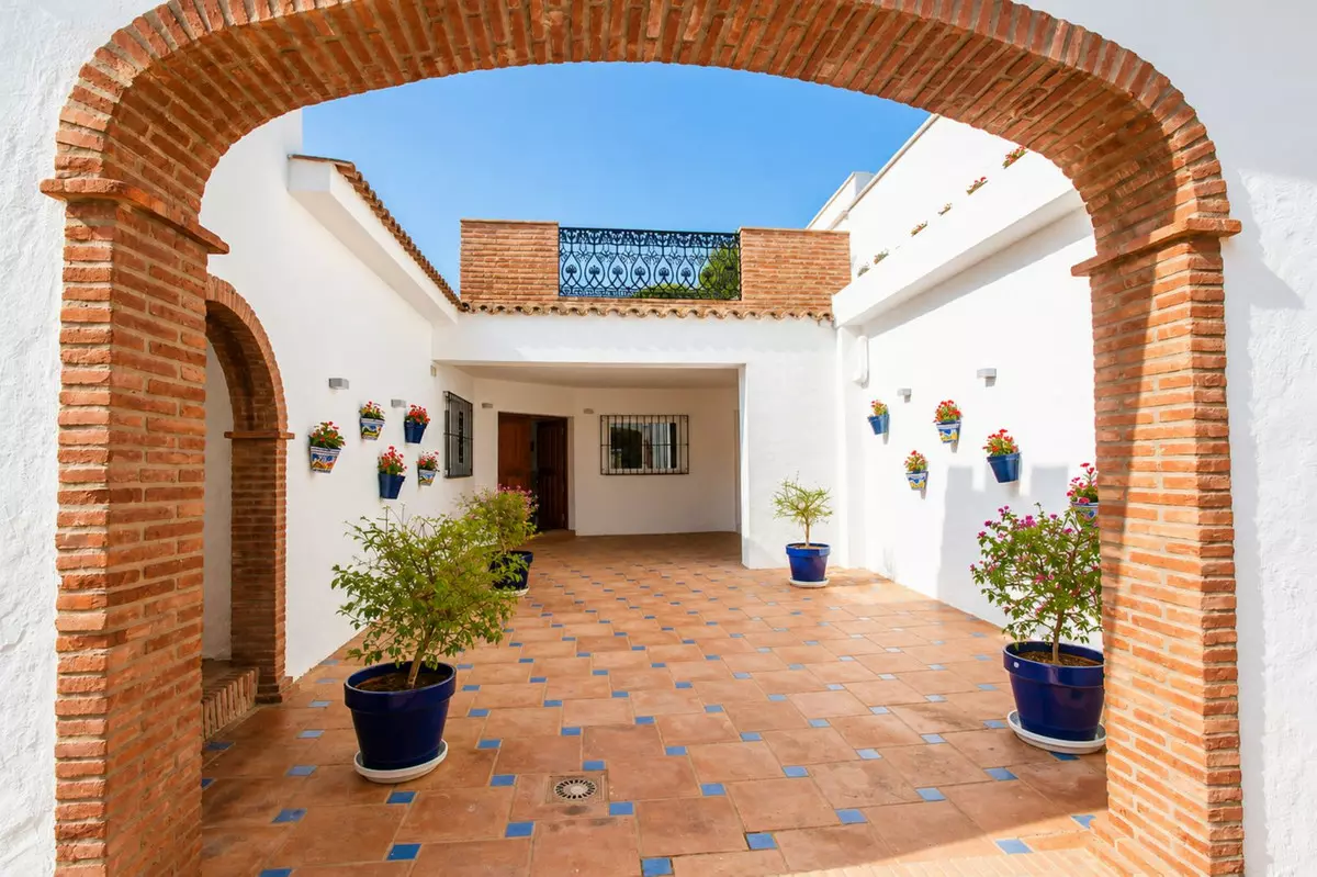5-bedroom Country House In Estepona, Spain (200 M²)