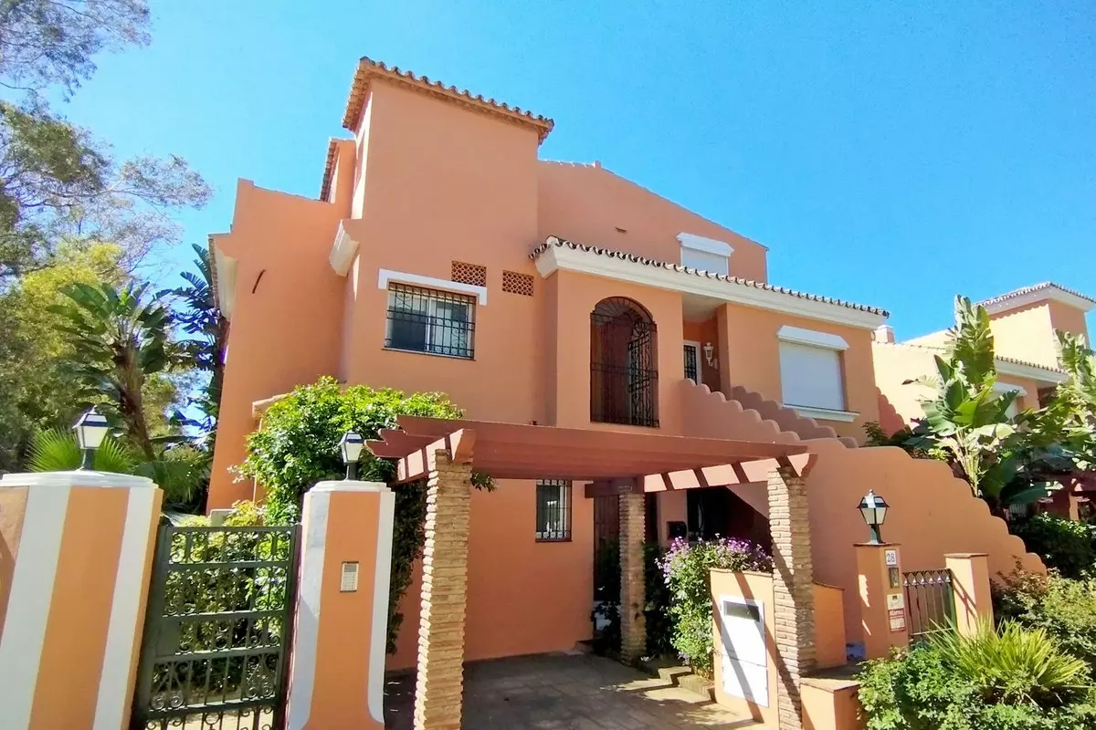 4-bedroom Apartment In Estepona, Spain (209 M²)