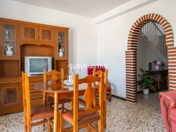5-bedroom Town House In Tolox, Spain (177 M²)