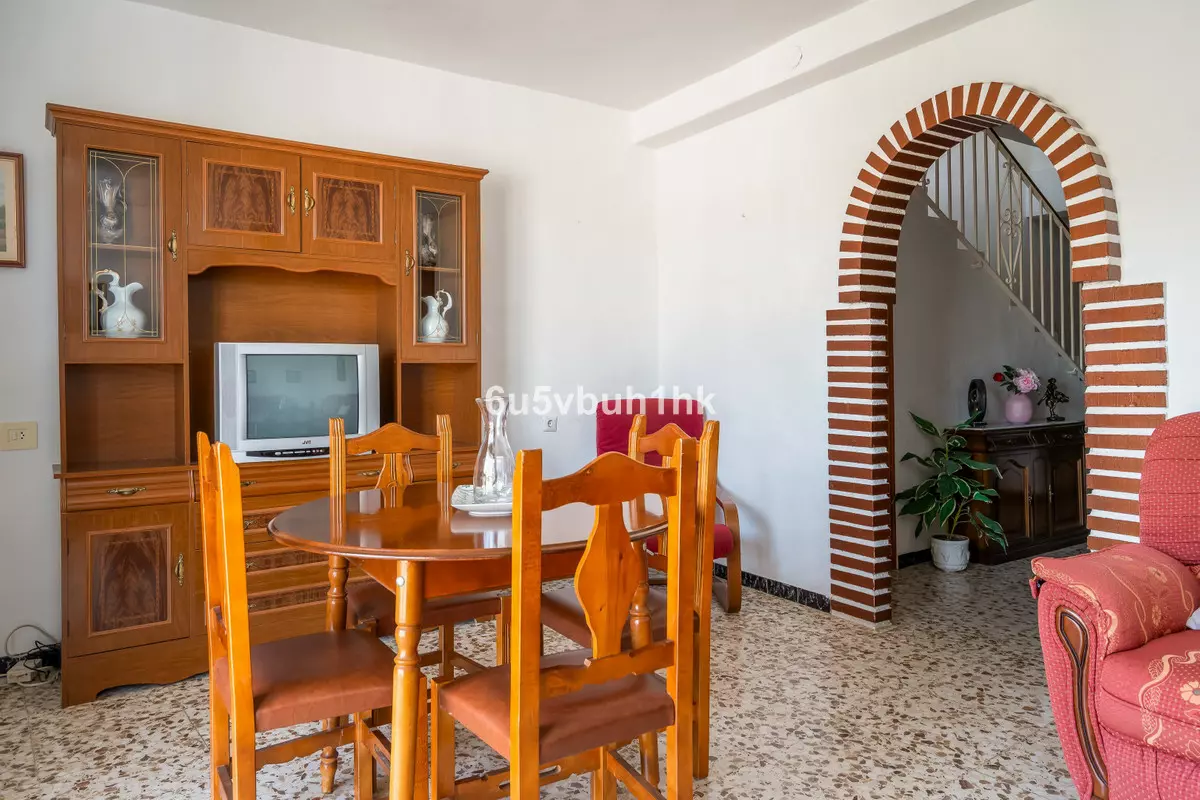 5-bedroom Town House In Tolox, Spain (177 M²)