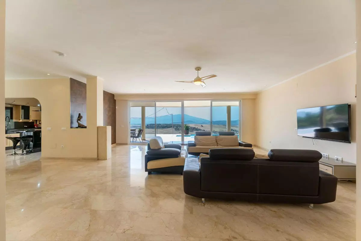 3-bedroom Country House In Cártama, Spain (560 M²)