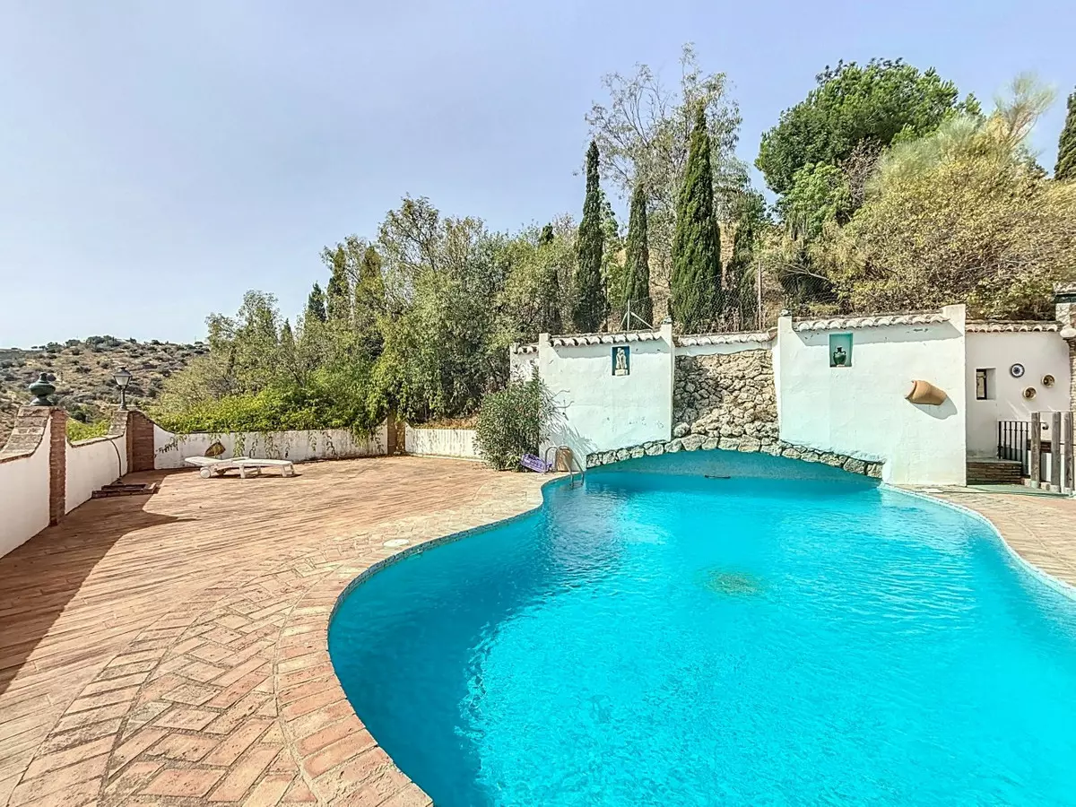 6-bedroom Villa In La Viñuela, Spain (320 M²)