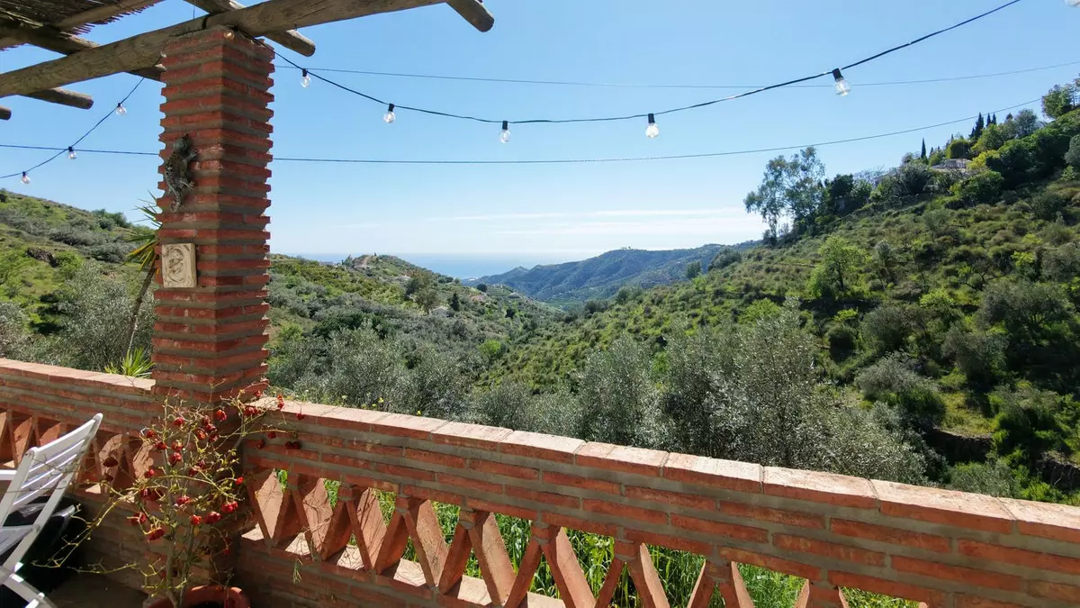 4-bedroom Villa In Cómpeta, Spain (175 M²)