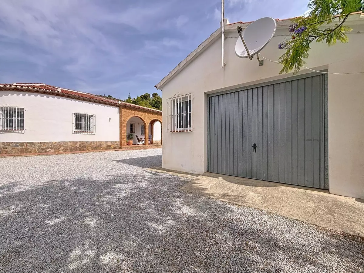 3-bedroom Villa In Canillas De Albaida, Spain (135 M²)