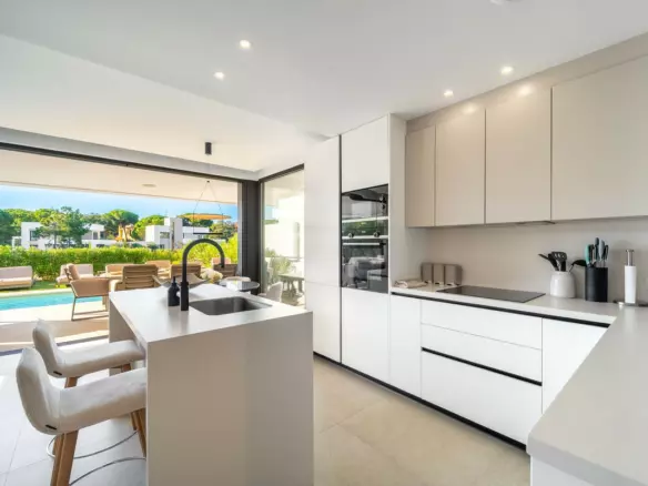 5-bedroom Villa In Marbella, Spain (322 M²)