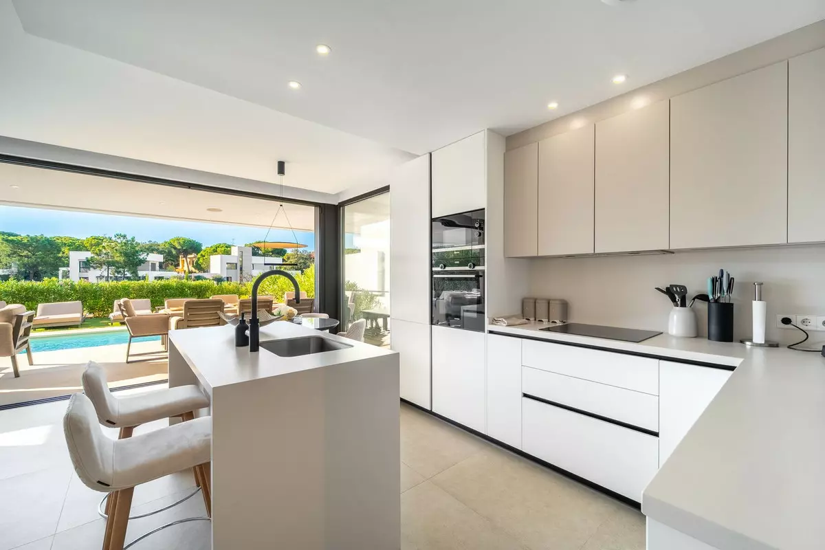 5-bedroom Villa In Marbella, Spain (322 M²)
