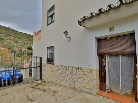 6-bedroom Country House In Alfarnatejo, Spain (528 M²)