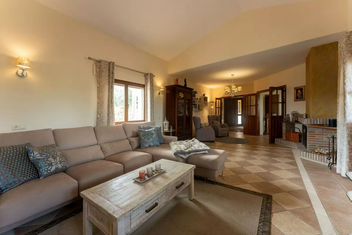 4-bedroom Country House In Casarabonela, Spain (331 M²)