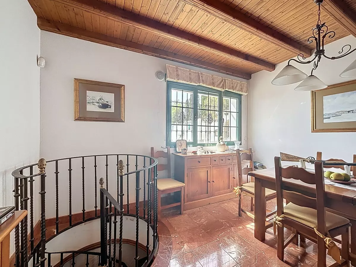 6-bedroom Villa In La Viñuela, Spain (320 M²)