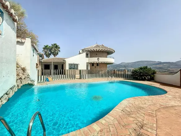 6-bedroom Villa In La Viñuela, Spain (320 M²)