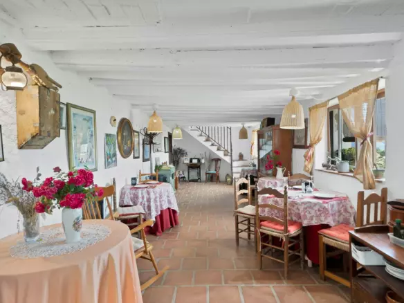 5-bedroom Country House In La Viñuela, Spain (548 M²)