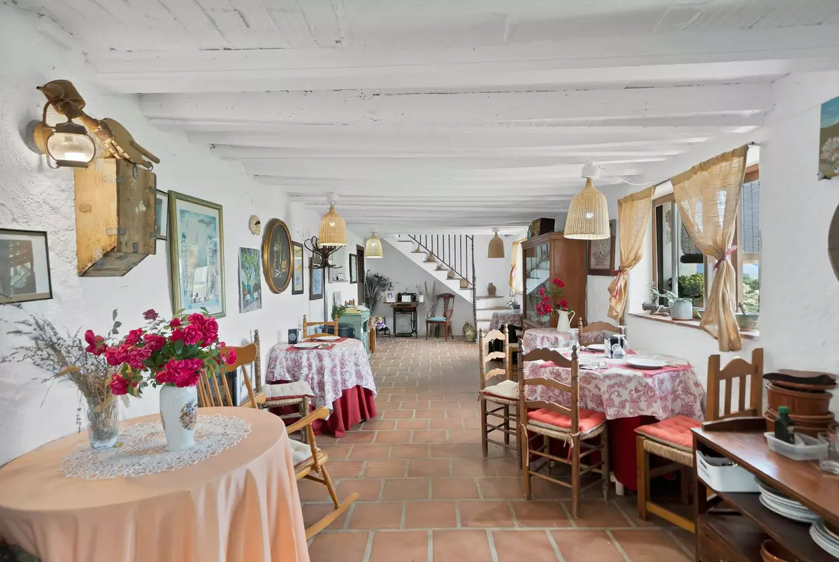 5-bedroom Country House In La Viñuela, Spain (548 M²)