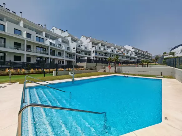 2-bedroom Apartment In Fuengirola, Spain (190 M²)