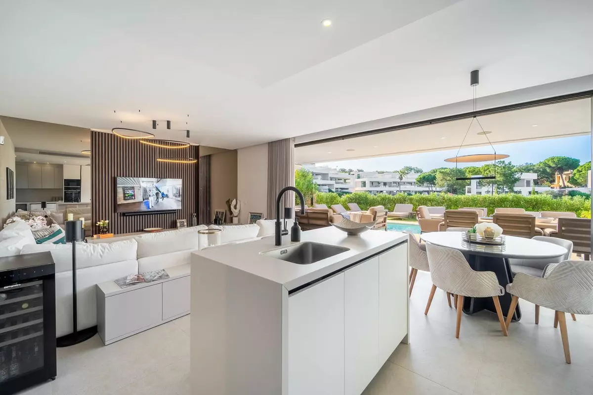 5-bedroom Villa In Marbella, Spain (322 M²)