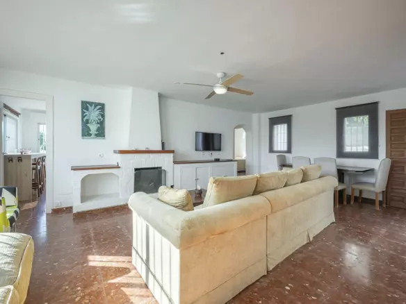 3-bedroom Villa In Estepona, Spain (263 M²)