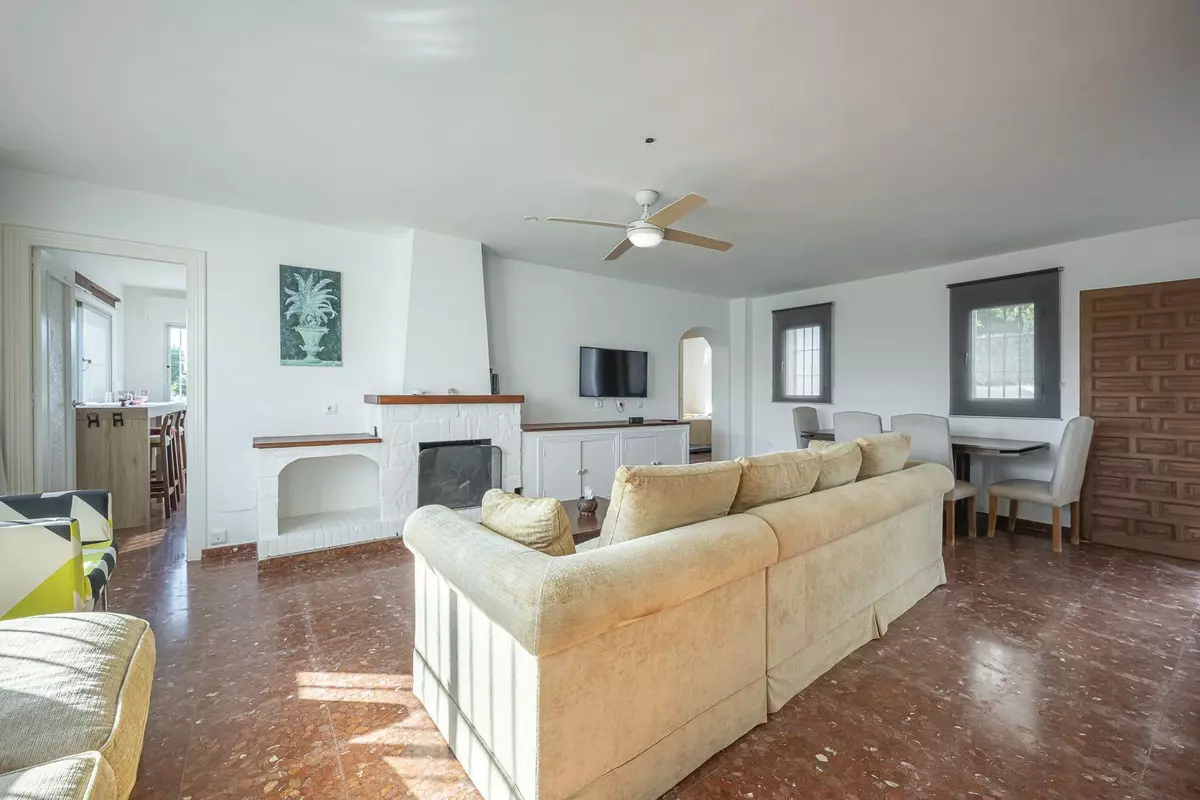 3-bedroom Villa In Estepona, Spain (263 M²)