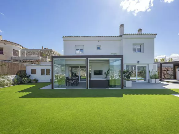 3-bedroom Villa In La Viñuela, Spain (203 M²)