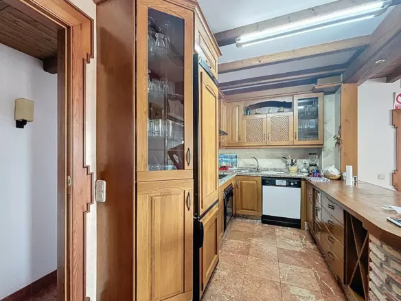 6-bedroom Villa In La Viñuela, Spain (320 M²)