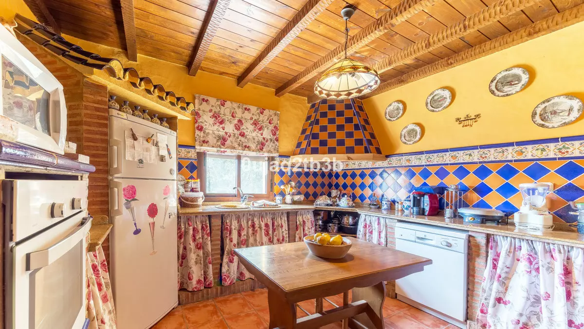 3-bedroom Country House In Cortes De La Frontera, Spain (246 M²)