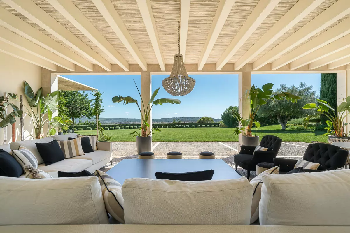 5-bedroom Villa In Santa Maria Del Camí, Spain (670 M²)
