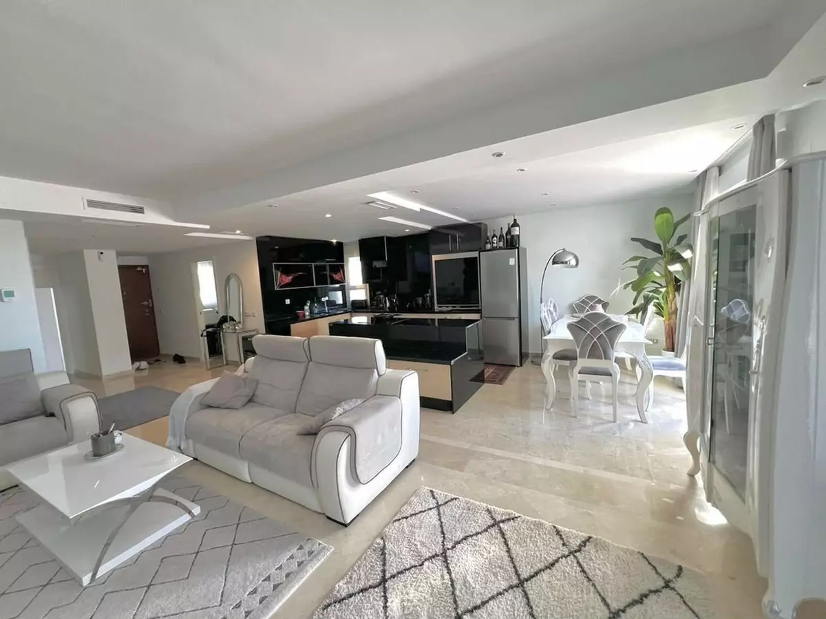 3-bedroom Apartment In Marbella, Spain (205 M²)