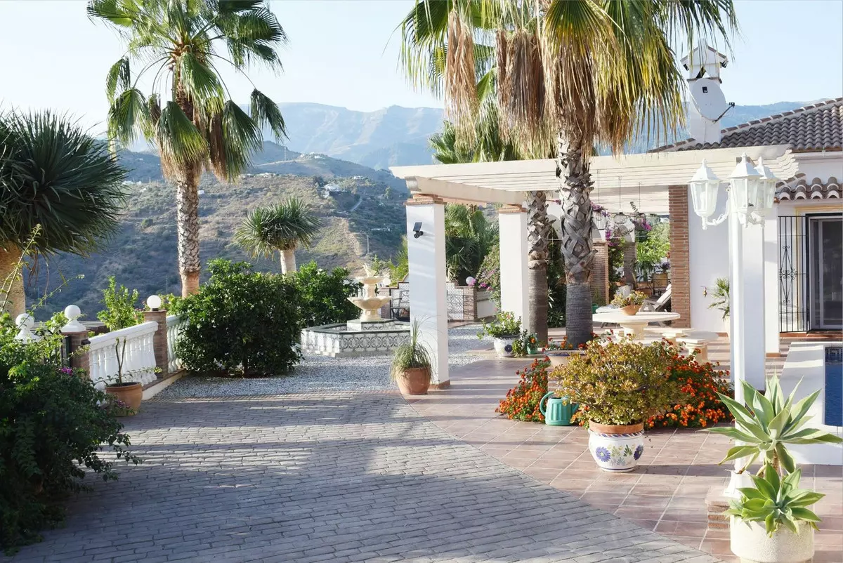 3-bedroom Villa In Cómpeta, Spain (180 M²)