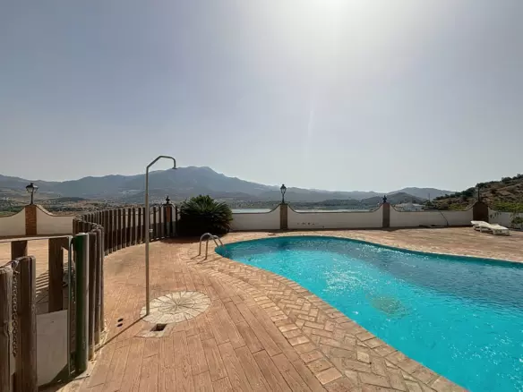 6-bedroom Villa In La Viñuela, Spain (320 M²)