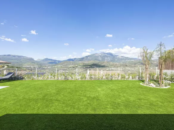 3-bedroom Villa In La Viñuela, Spain (203 M²)