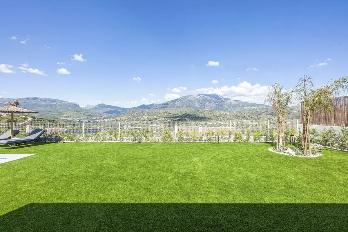 3-bedroom Villa In La Viñuela, Spain (203 M²)
