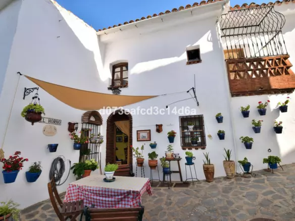 3-bedroom Town House In Parauta, Spain (140 M²)