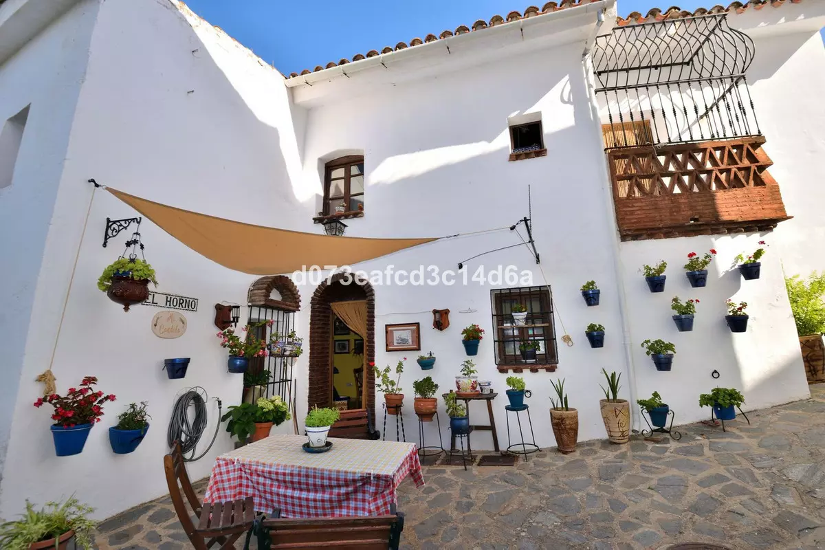 3-bedroom Town House In Parauta, Spain (140 M²)