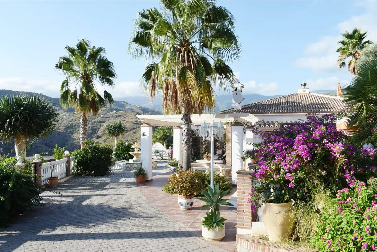 3-bedroom Villa In Cómpeta, Spain (180 M²)
