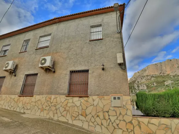 6-bedroom Country House In Alfarnatejo, Spain (528 M²)