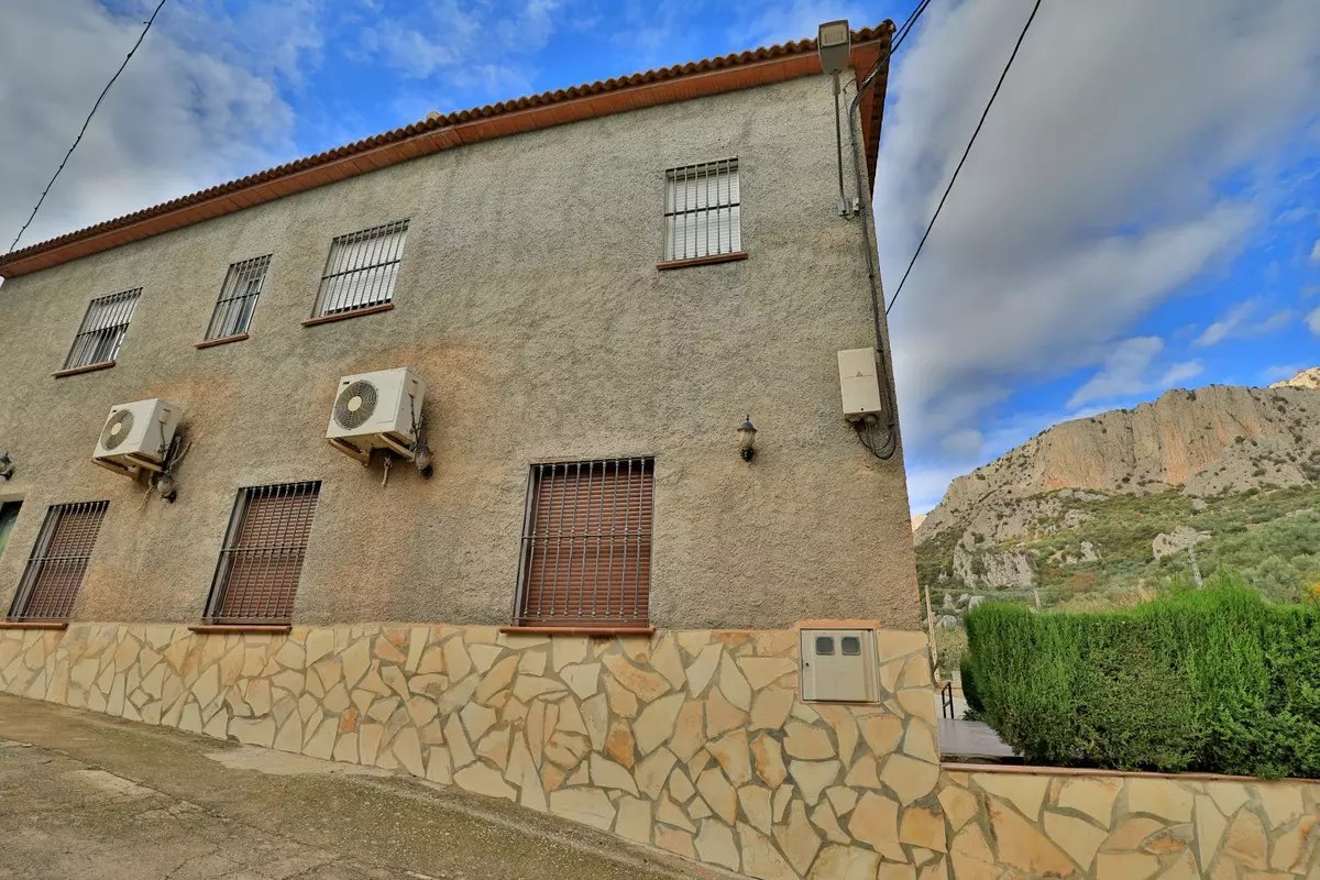 6-bedroom Country House In Alfarnatejo, Spain (528 M²)