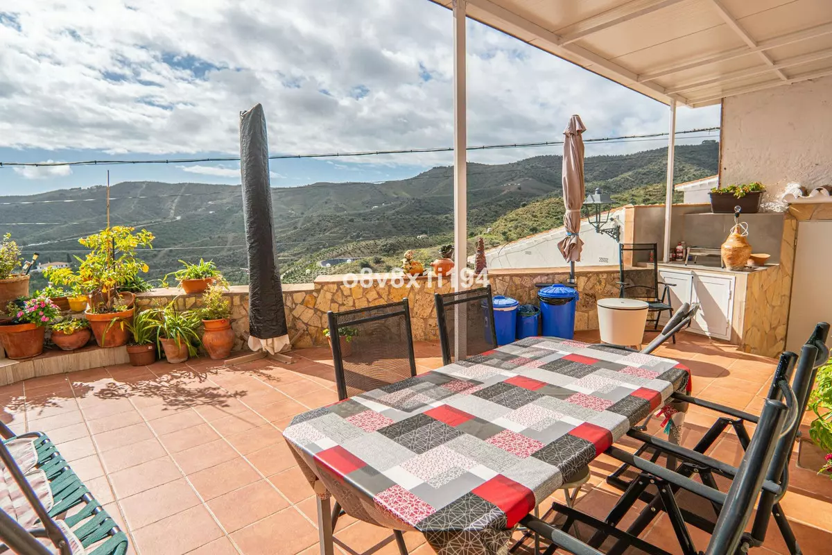 5-bedroom Villa In Macharaviaya, Spain (102 M²)