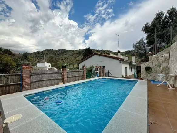 5-bedroom Villa In La Viñuela, Spain (330 M²)