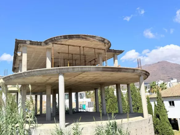 5-bedroom Villa In Estepona, Spain (252 M²)