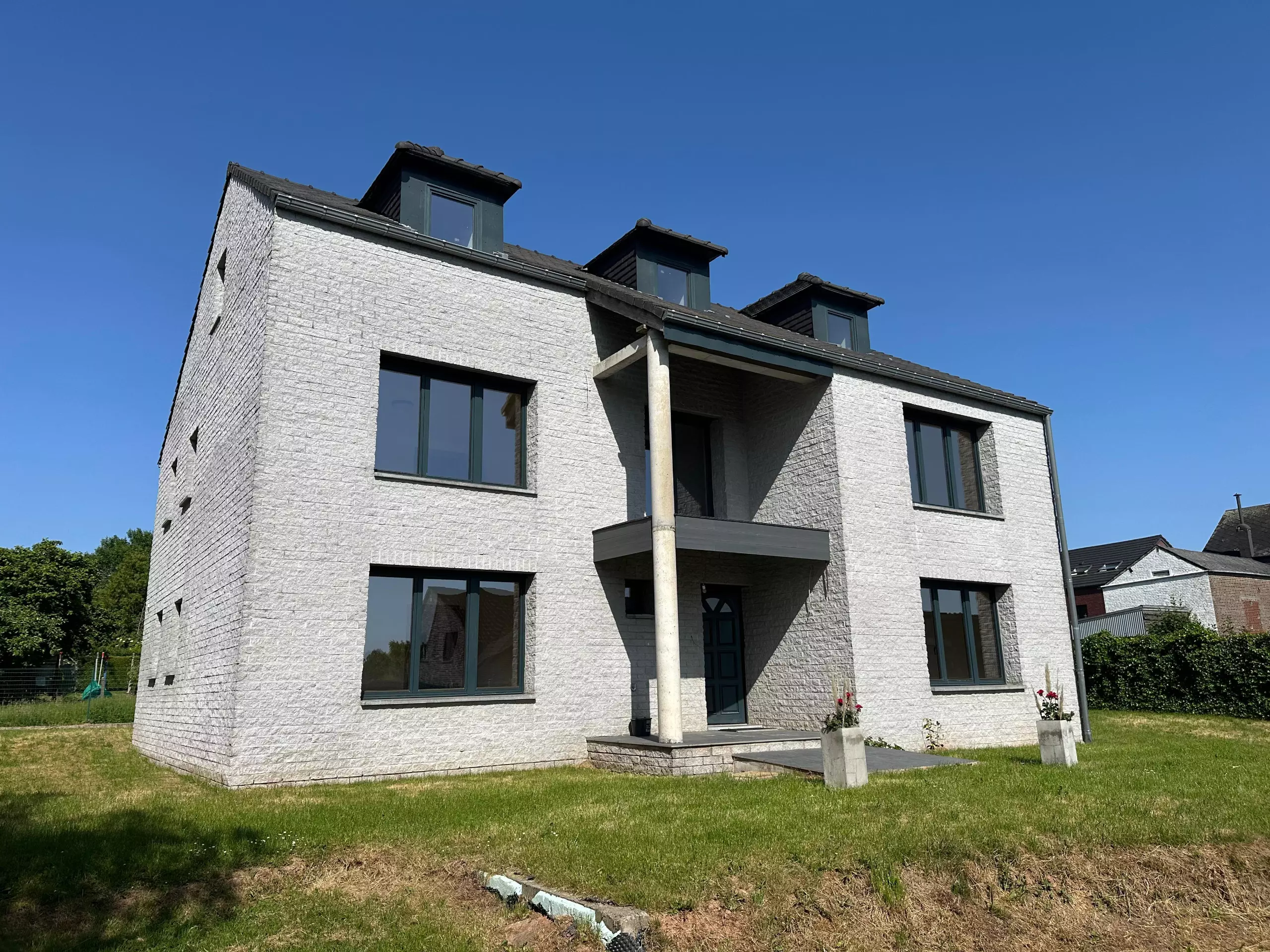 Large 400 M² Family Home · 5 Bedrooms · 10 Min From Namur