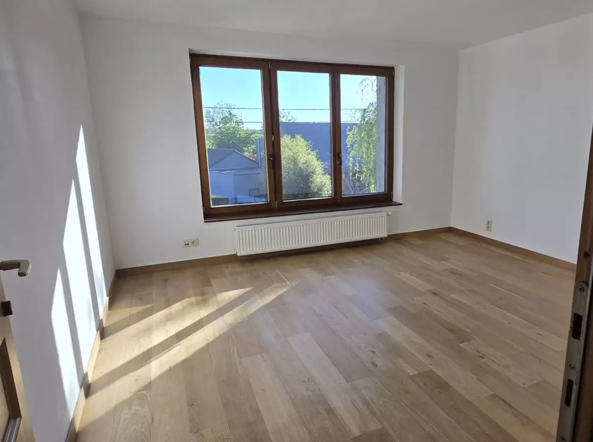 Large 400 M² Family Home · 5 Bedrooms · 10 Min From Namur