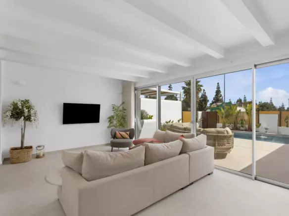 3-bedroom Villa In Los Alcázares, Spain (103 M²)