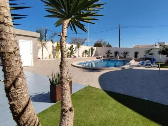 5-bedroom Villa In Torrevieja, Spain (186 M²)