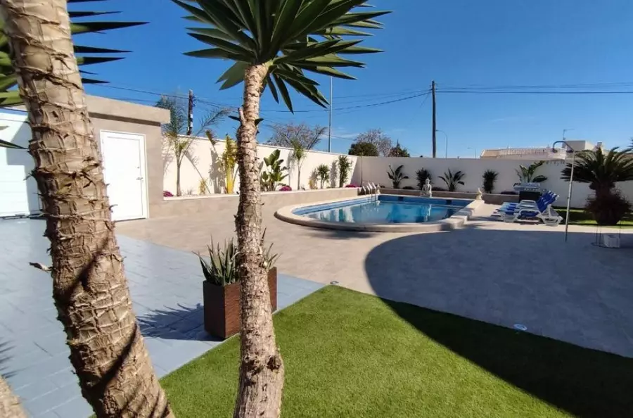 5-bedroom Villa In Torrevieja, Spain (186 M²)