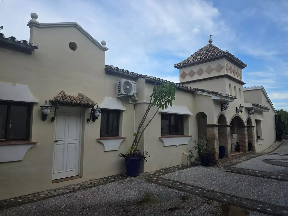 6-bedroom Villa In Estepona, Spain (415 M²)